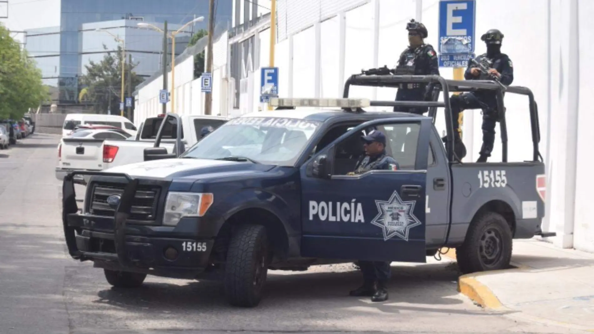 MILTARES Y POLICÍAS